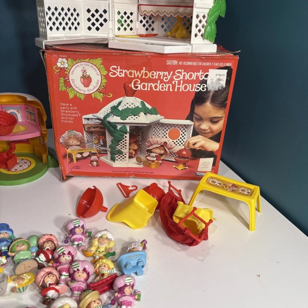 VINTAGE STRAWBERRY SHORTCAKE BUNDLE. GREAT ADDITION FOR COLLECTOR. - Picture 5 of 8